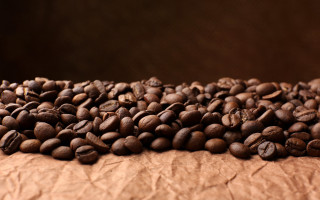Coffee beans pile table brown - cao zhibai free wallpaper