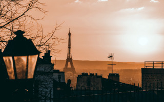 Eiffel tower paris sunset rooftop - a view of the eiffel tower free wallpaper