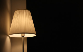 Lamp lit minimalist raytraced studio - free light wallpaper for desktop