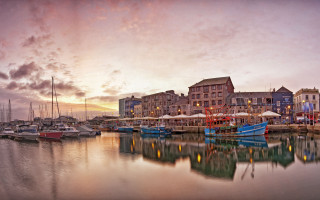 Harbor boats cloudy sunset cityscape - moody free wallpaper