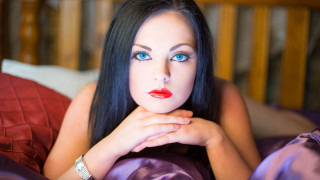 Daphne mcclure gothic portrait blueeyes - a red pillow free wallpaper for desktop