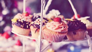 Cupcakes strawberry chocolate bokeh food - a strawberry free wallpaper for desktop