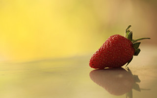 Strawberry yellow background macro shallow - single free wallpaper