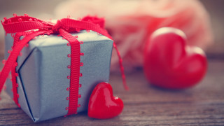 Gift box red ribbon heart - a gift box free wallpaper