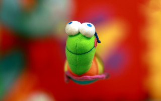 Green stuffed animal red background - tie free wallpaper