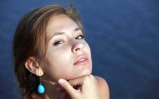 Woman blue earring looking up 2 - she free wallpaper for desktop