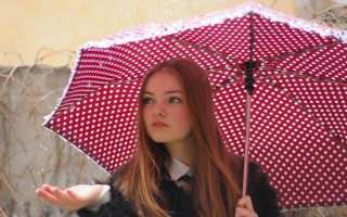 Woman red polka dot umbrella - pointillism free wallpaper for desktop