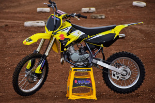 Yellow dirt bike dusty motion - de stijl free wallpaper