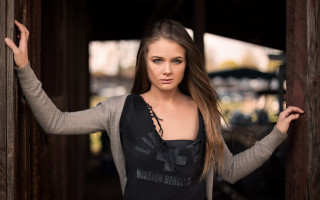 Eszter mattioni portrait doorway blurry - a doorway free wallpaper for desktop