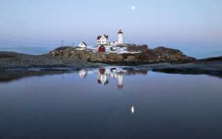Lighthouse rocky shore fullmoon water - a lighthouse free wallpaper