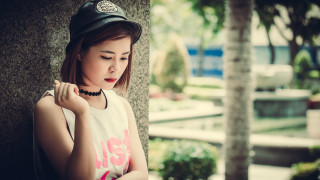 Woman leaning tree hat necklace - a woman leaning against a tree free wallpaper