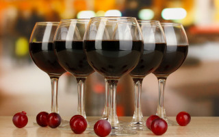Wine glasses cherries still life - blurry background free wallpaper