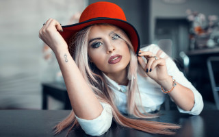 Woman red hat fashion portrait - a red hat free wallpaper for desktop