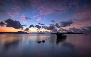 Boat beach sunset cloudy sky 3 - top of a beach under a cloudy sky free wallpaper