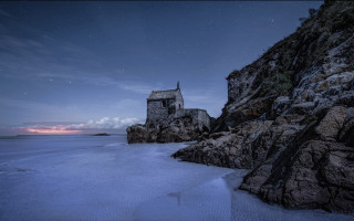 Small house cliff ocean night - a rocky cliff free wallpaper