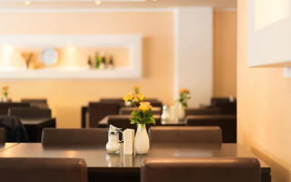 Restaurant tables chairs flower vase - a restaurant free wallpaper for desktop