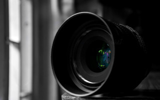 Camera lens wooden table reflection - a camera len free wallpaper