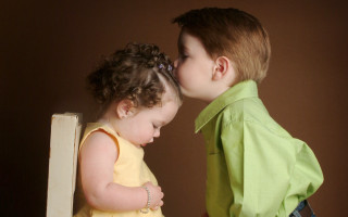 Little boy little girl kissing - a little boy free wallpaper