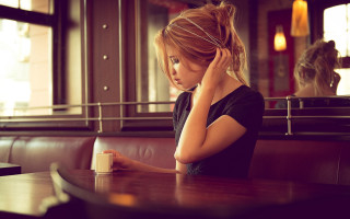 Woman coffee sitting blonde blurry - a cup of coffee free wallpaper