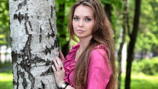 Woman pinkshirt park portrait bokeh - a picture in a park free wallpaper