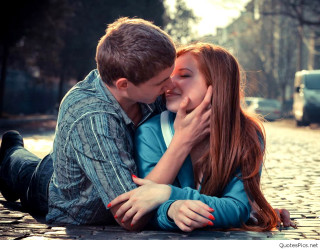 Man woman kissing street together - bálint kiss free wallpaper for desktop