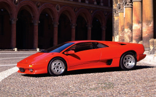 Red sports car arch building - unreal free wallpaper