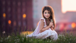 Little girl field grass holding - little free wallpaper