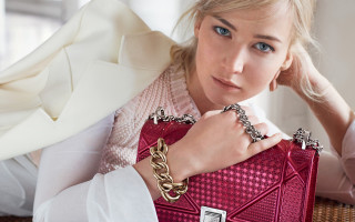 Woman redpurse whiteclothing jewelry photorealistic - white pants free wallpaper