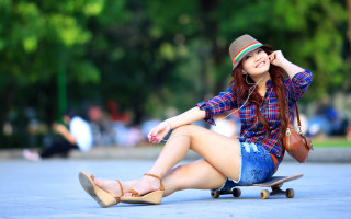 Woman skateboard sitting crossed legs 2 - her hat free wallpaper