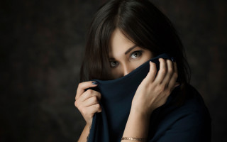 Woman scarf portrait black background - a dark background free wallpaper for desktop