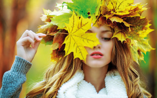 Woman leaf wreath autumn fiery - a leaf free wallpaper