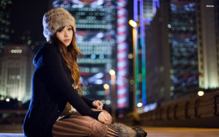 City night woman fur hat - chen lin free wallpaper