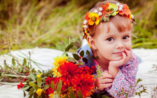 Little girl flowers wreath hair - her head and a flower free wallpaper