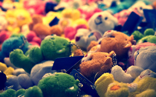 Stuffed animals table top bokeh - toyism free wallpaper for desktop