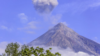 Mountain smoke cloud tree beach - a cloud of smoke free wallpaper