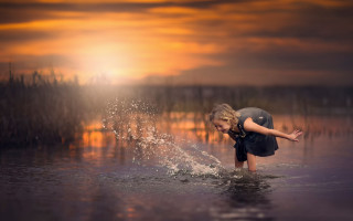 Girl splashing water sunset city - a young girl free wallpaper