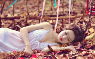 Woman white dress red lipstick - her face and chest free wallpaper