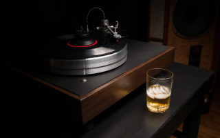 Beer glass record player dark - a wooden table free wallpaper