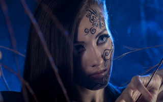 Woman facepaint scissors blue background - a face free wallpaper for desktop