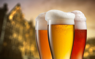 Three glasses beer cityscape night - product photography free wallpaper