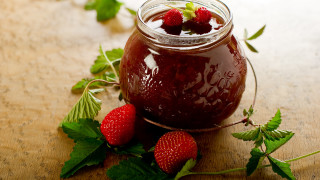 Strawberry jam strawberries leaves food - the side of it free wallpaper