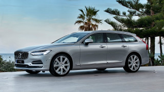 Silver volvo ocean deck palm - 8k photorealistic free wallpaper