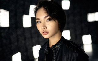 Woman black jacket black background - a black jacket free wallpaper for desktop