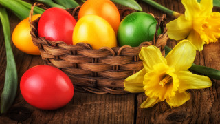 Basket eggs daffodils wooden table - colour free wallpaper for desktop