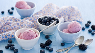 Ice cream bowls berries spoons - a blue design free wallpaper
