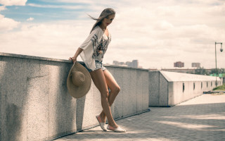 Woman hat handbag beach city - fashion photography free wallpaper