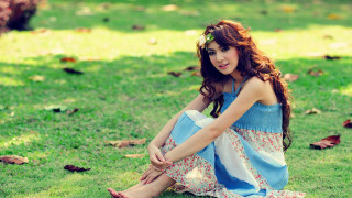 Woman sitting grass dress sandals - her knee free wallpaper for desktop