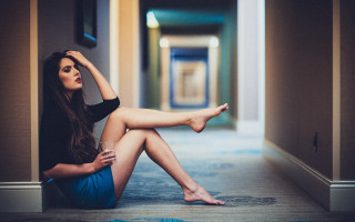 Woman sitting hallway crossed leg - her hand free wallpaper