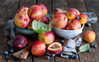 Bowl peaches blueberries wooden table - the table free wallpaper