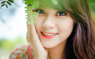 Woman blue eyes green leaf 2 - a green plant free wallpaper for desktop